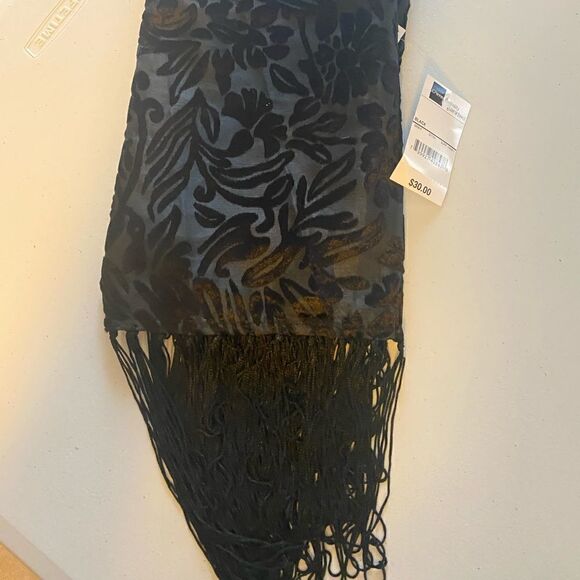 Accessories! Silver crossbody bag and two scarves - Picture 7 of 8